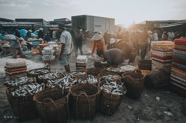 Hàng tháng khi tàu cá về, khoảng đất ấy bỗng trở nên nhộn nhịp, đông đúc, thuyền về mang theo cơ man cá mú. Người dân hồ hởi lấy cá về phân loại, cân ký sao đó chuyển ra chợ bán.