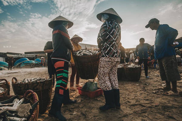 Tuy công việc có cực nhọc, vất vả, mồ hôi có thấm ướt lưng áo, người dân luôn vui vẻ, với nụ cười luôn nở trên môi. Từng nhóm nhỏ làm việc cùng nhau rôm rả với những câu chuyện thường nhật.