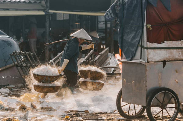 Ở đâu đó góc cảng, đá bào cũng đã sẵn sàng thực hiện nhiệm vụ của mình, giúp cho những mẻ cá tươi ngon nhất.