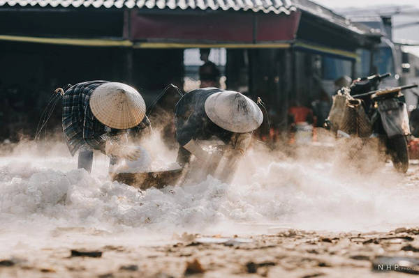 Hơi lạnh của đá bốc lên tạo thành những làn sương bồng bềnh, để khi ánh nắng ban mai xuyên qua tạo nên khung cảnh tuyệt đẹp, bình dị mà nên thơ.