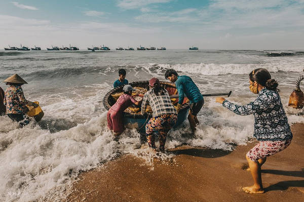 Rời Long Hải lúc mặt trời bắt đầu tỏ rạng, 8h, tôi có mặt tại làng chài nhỏ thuộc thị trấn Phước Hải, huyện Đất Đỏ, tỉnh Bà Rịa - Vũng Tàu.