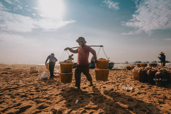 Với nghề cá lâu đời, cái vất vả như đè nặng lên đôi vai của ngư dân. Những đứa trẻ ở đây không ngủ nướng hay mải mê đồ chơi điện tử như trẻ em thành phố. Chúng dậy sớm, phụ giúp gia đình với công việc nặng nhọc không kém người lớn.