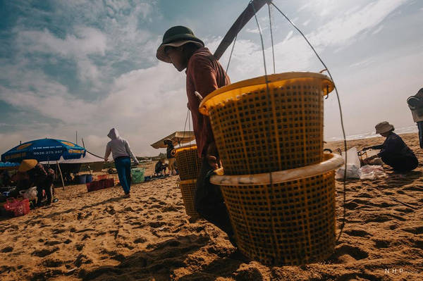Ngoài bãi biển đẹp và hải sản tươi ngon, nước mắm và khô cá cũng là đặc sản của Phước Hải.