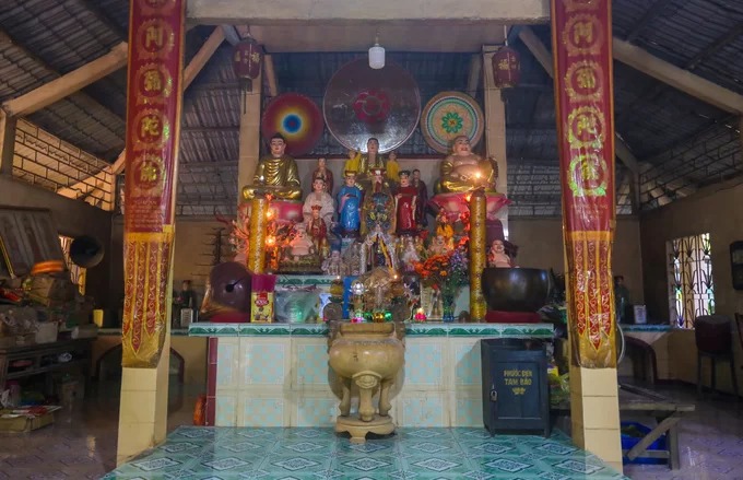 Chánh điện chùa xây dựng đơn giản, trần chỉ lợp mái tôn. Bên trong ban đầu thờ Phật sau còn thờ thêm ngọc hoàng, thánh mẫu mẹ diêu trì...