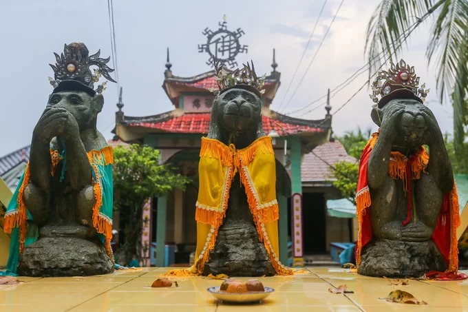 Trước ao sen có bài trí tượng ba ông khỉ trong các tư thế khác nhau, mang ý nghĩa