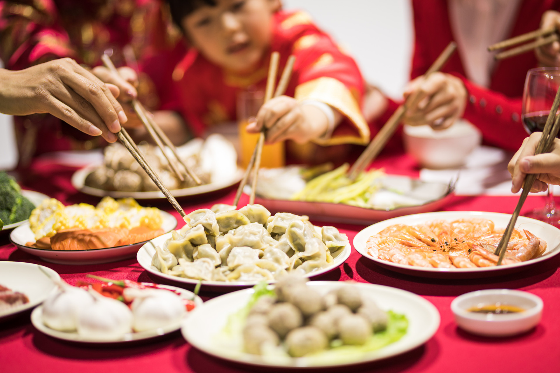 8 quy tắc trên bàn ăn của người TQ khiến du khách lúng túng, người Việt lại  gật gù đồng tình