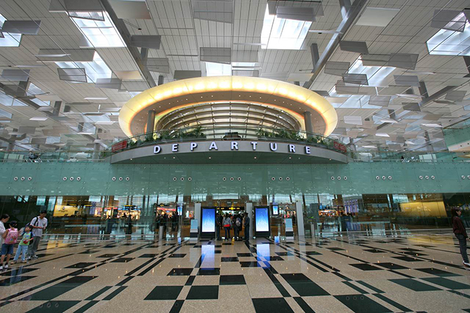 Sân bay Changi Singapore nhiều năm liền được bình chọn là sân bay tốt nhất thế giới với cơ sở vật chất hiện đại, thái độ phục vụ 5 sao. Sân bay Changi sở hữu rạp chiếu phim, bể bơi, khu vui chơi trẻ em, vườn hoa, cây cảnh với thiết kế hoành tráng. Đặc biệt, hệ thống mái che tận dụng ánh sáng mặt trời vào ban ngày để tiết kiệm điện và đem lại không gian thông thoáng. Sân bay Changi Singapore nhiều năm liền được bình chọn là sân bay tốt nhất thế giới với cơ sở vật chất hiện đại, thái độ phục vụ 5 sao. Sân bay Changi sở hữu rạp chiếu phim, bể bơi, khu vui chơi trẻ em, vườn hoa, cây cảnh với thiết kế hoành tráng. Đặc biệt, hệ thống mái che tận dụng ánh sáng mặt trời vào ban ngày để tiết kiệm điện và đem lại không gian thông thoáng.