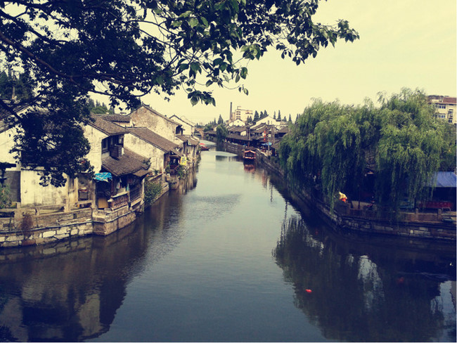 Thị trấn cổ Phong Kinh: Cố trấn Phong Kinh là một trong tám danh lam thắng cảnh thuộc phường Tân Hộ, Thượng Hải. Thị trấn cổ yên bình mang nét thủy mặc đặc trưng vùng Giang Nam. Nơi đây in dấu tàng tích những câu chuyện thần bí từ thời Tống, Nguyên còn lưu truyền đến tận ngày nay. Ảnh: Mafengwo.