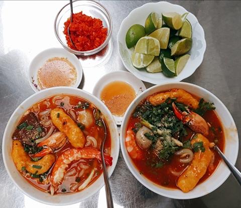 Hàng bánh canh rẻ nhất chợ Bến Thành, giá 50.000 đồng một tô