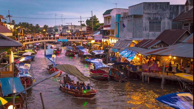 Amphawa Ở đây có những ngôi nhà bằng gỗ dọc theo dòng kênh. Khu chợ này chủ yếu bán đồ lưu niệm, đồ ăn nhẹ và đồ ngọt nên bạn có thể tới đây vào bất cứ thời gian nào. Tuy nhiên, đây là địa điểm du lịch được yêu thích nên rất đông đúc. Bởi vậy, bạn nên tới sớm, thưởng thức một bữa hải sản vào lúc gần trưa và tranh thủ đi thuyền lúc mọi người ăn uống. Amphawa nằm cách Bangkok 90 km về phía Tây Nam. Amphawa Ở đây có những ngôi nhà bằng gỗ dọc theo dòng kênh. Khu chợ này chủ yếu bán đồ lưu niệm, đồ ăn nhẹ và đồ ngọt nên bạn có thể tới đây vào bất cứ thời gian nào. Tuy nhiên, đây là địa điểm du lịch được yêu thích nên rất đông đúc. Bởi vậy, bạn nên tới sớm, thưởng thức một bữa hải sản vào lúc gần trưa và tranh thủ đi thuyền lúc mọi người ăn uống. Amphawa nằm cách Bangkok 90 km về phía Tây Nam.