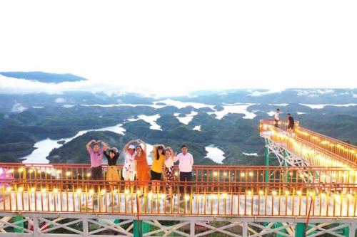 Cầu kính hồ Tà Đùng - Điểm check-in nổi tiếng nhất định bạn phải ghé khi đi du lịch Tà Đùng
