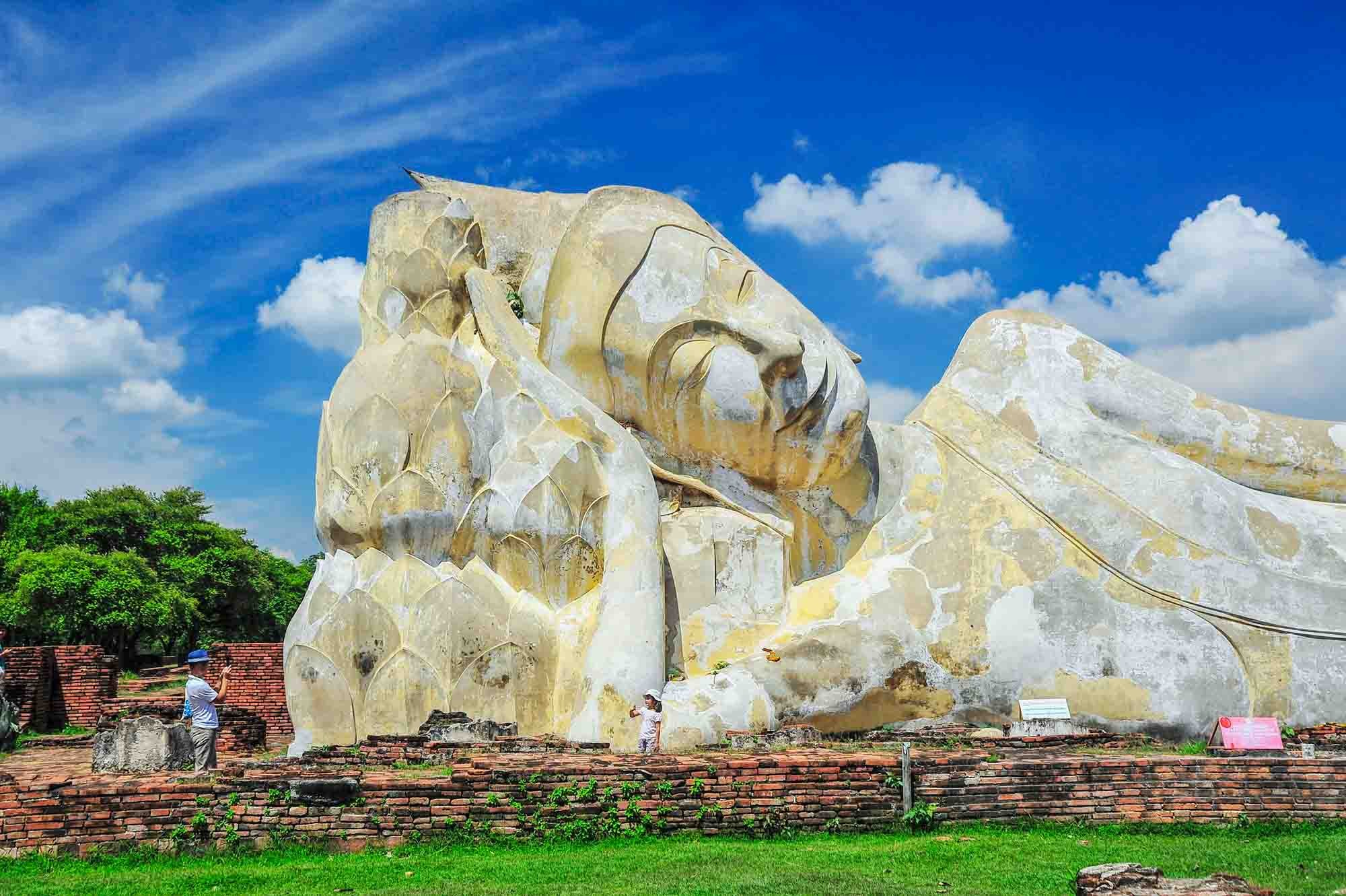 Tượng Phật niết bàn tại Wat Lokaya Sutta