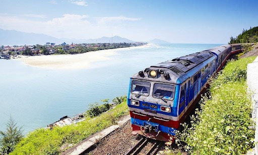 Di chuyển đến Ghềnh Ráng Tiên Sa bằng tàu hỏa