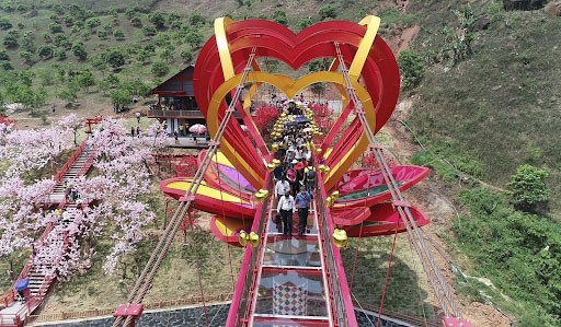Cầu kính tình yêu ở Mộc Châu
