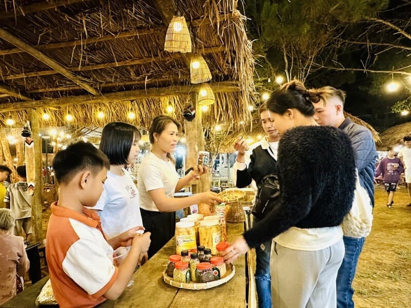 Mua sắm các đặc sản và quà lưu niệm