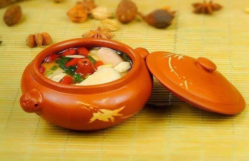 gà hấp trong nồi đất đặc sản tại Vân Nam gà hấp trong nồi đất đặc sản tại Vân Nam