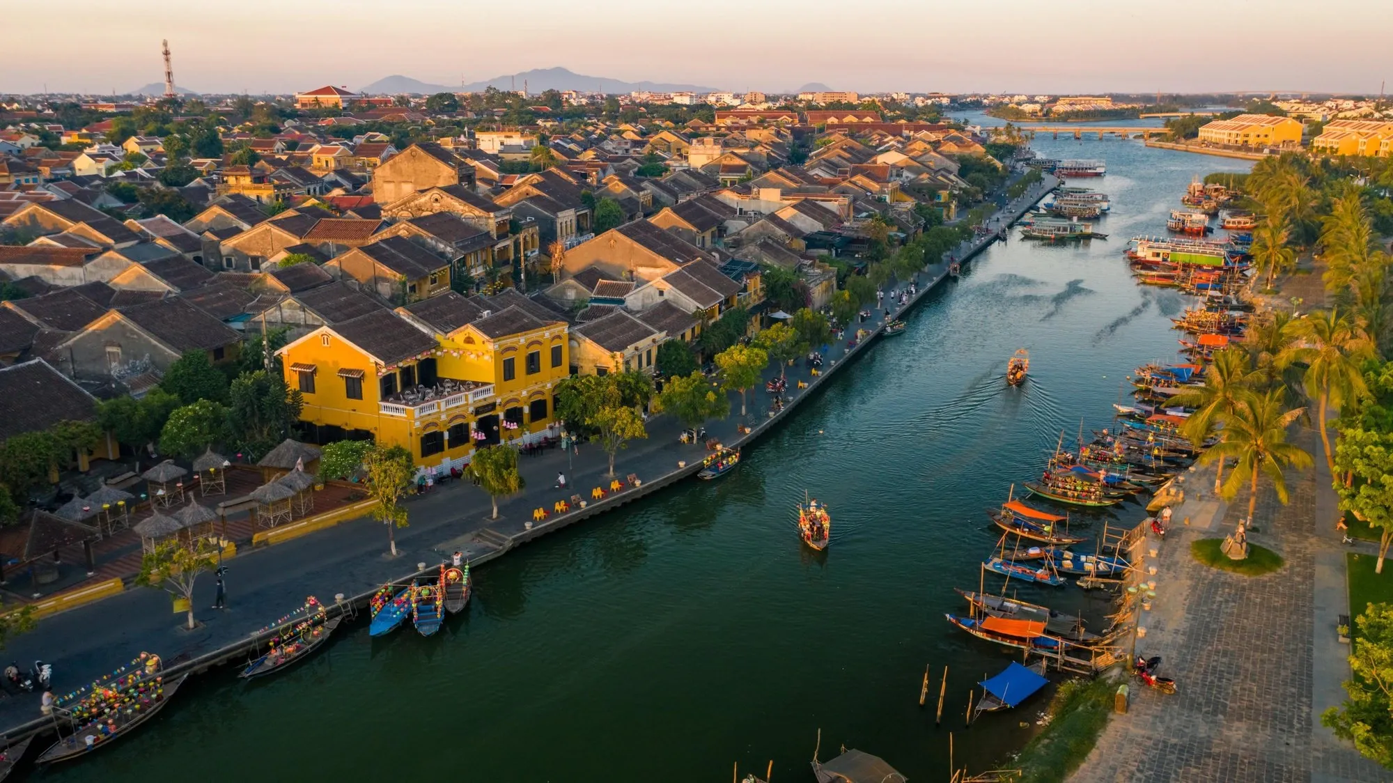 du lich hoi an pho co den long chua cau rung dua bay mau