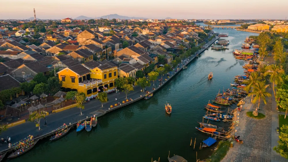 du lich hoi an pho co den long chua cau rung dua bay mau