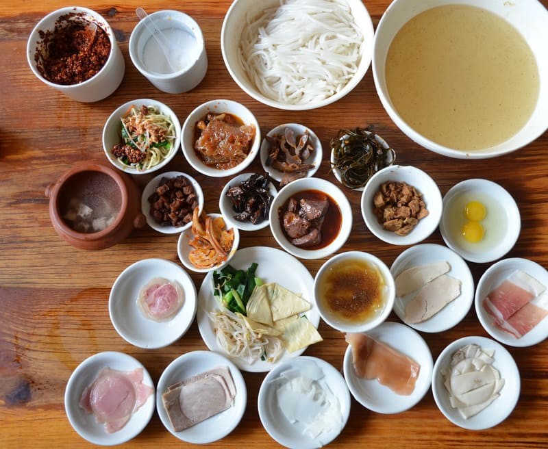 Nguyên liệu cho món Bún qua cầu Vân Nam