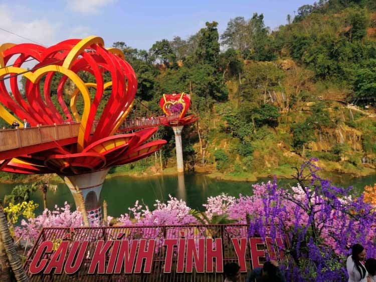 Cầu kính thác dải yếm