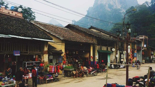 Khung cảnh nhộn nhịp tại phố cổ Đồng Văn