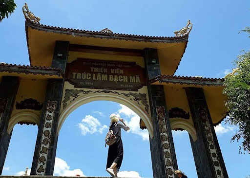 Du lịch Thiền Viện Trúc Lâm Huế - cổng Thiền Viện