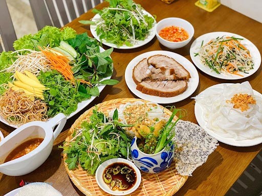 Du lịch Thiền Viện Trúc Lâm Huế - bánh ướt thịt quay