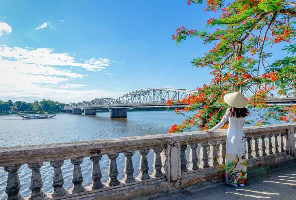 Dòng sông Hương yên bình nhẹ trôi