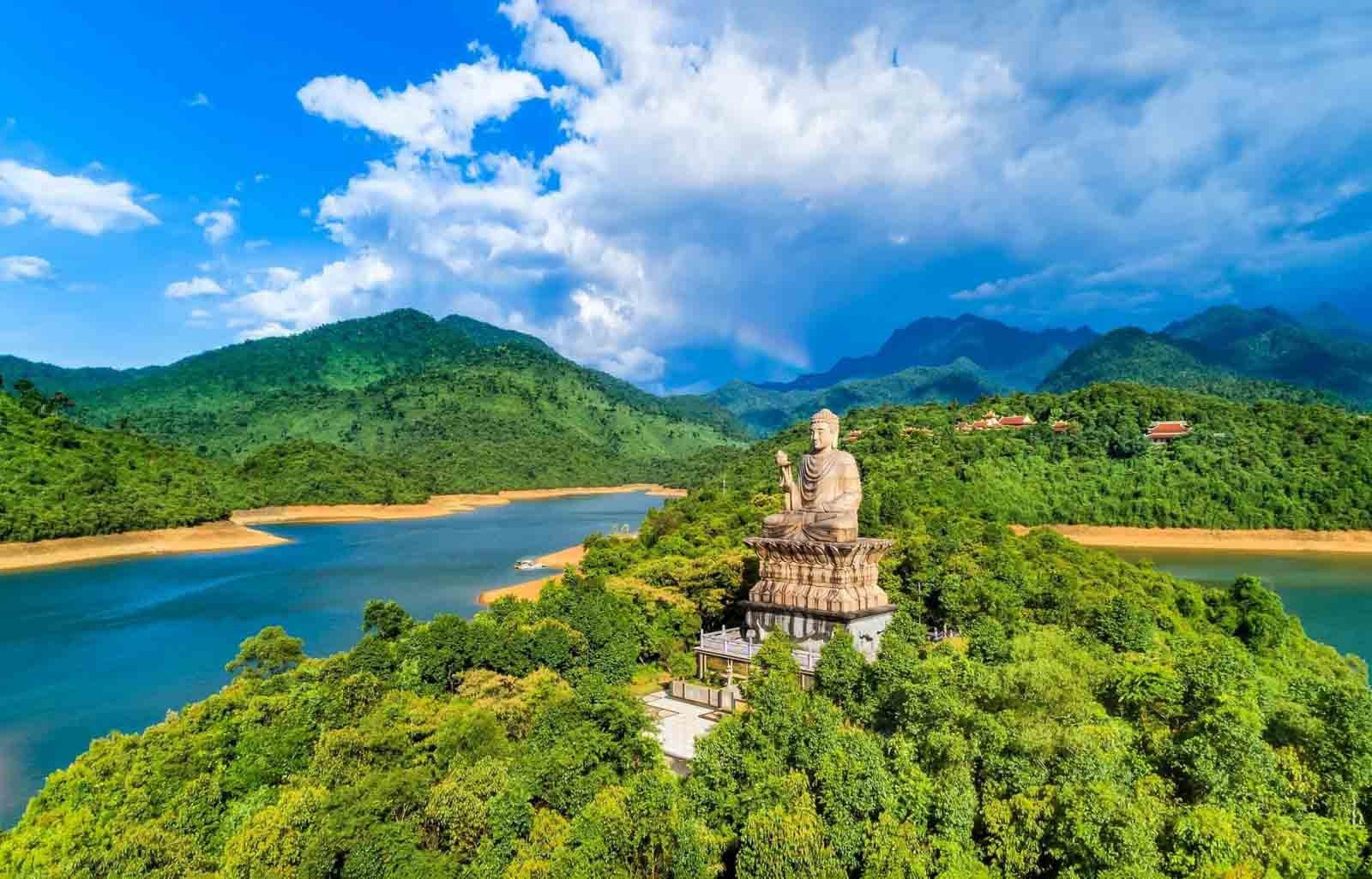 Thiền viện trúc lâm Bạch Mã được bao quanh bởi những hòn núi hùng vĩ