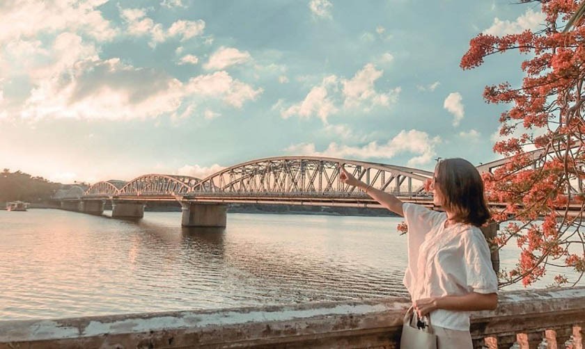 Cầu Tràng Tiền thơ mộng lúc hoàng hôn