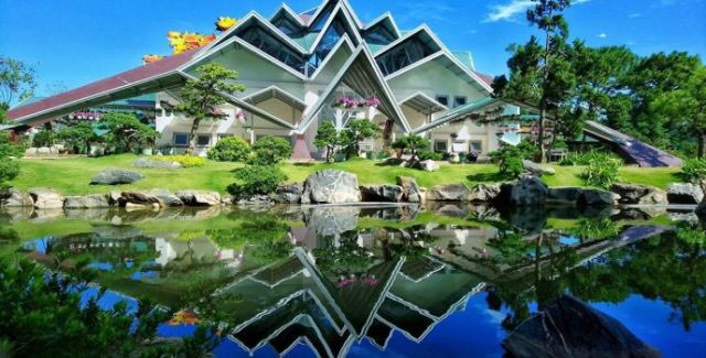 Nhà mái với 132 mái tượng trưng cho 132 lá phong trên nền Kim tự tháp
