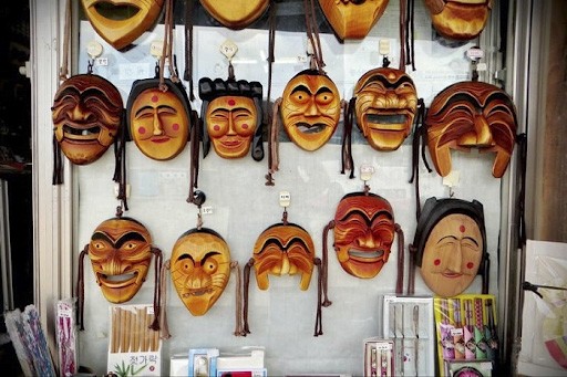 Bạn chưa biết đi du lịch Hàn Quốc mua gì làm quà thì hãy nghĩ ngay đến mặt nạ Hàn Quốc nhé.