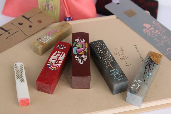 Nếu bạn chưa biết đi du lịch Hàn Quốc mua gì làm quà thì con dấu gỗ là một lựa chọn tuyệt vời
