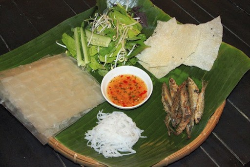 Cá mương chiên cuốn bánh tráng tại khu du lịch Hầm Hô Quy Nhơn