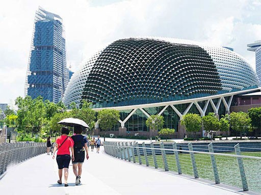 Đi du lịch Singapore nên mặc gì? Mang ô che nắng