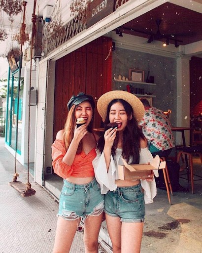 Đi du lịch Singapore nên mặc gì? Áo trễ vai cùng quần short