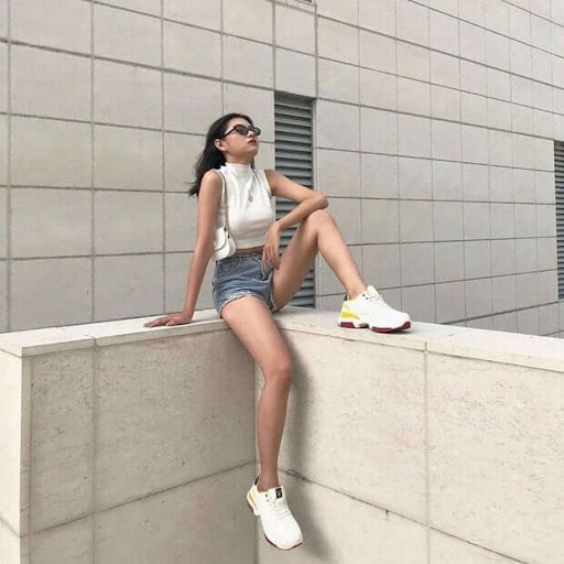 Trong danh sách đi du lịch Singapore nên mặc gì không thể thiếu chiếc áo croptop năng động
