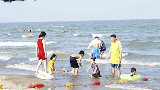 Tắm biển Cửa Hội