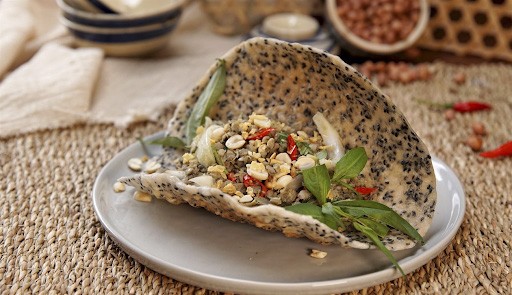 Bánh đa xúc hến ở Cửa Hội