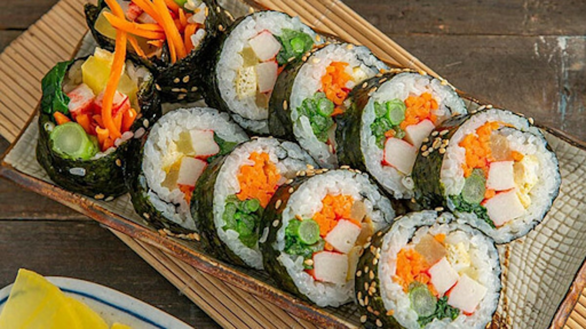 mua sắm ở Hàn Quốc với 1000 won thì nhất định phải thử kimbap nhé