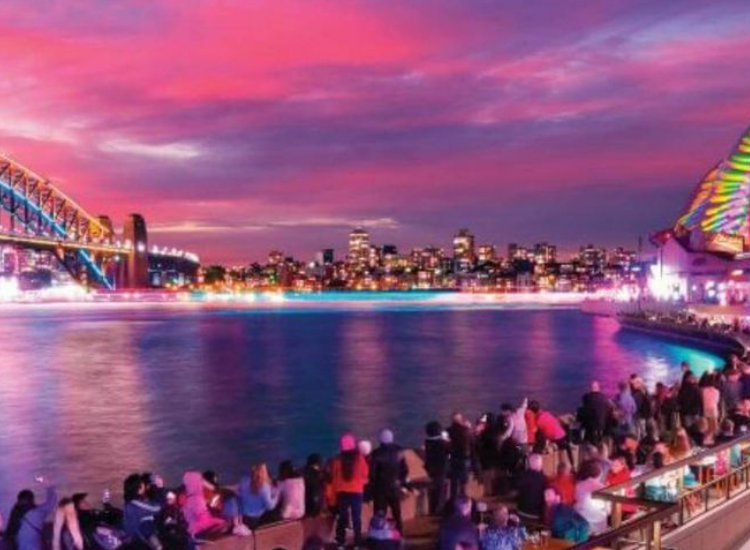 Du khách hòa mình vào không khí lễ hội Vivid Sydney Du khách dạo bộ thưởng lãm ánh sáng và âm nhạc tại Vivid Sydney ban đêm