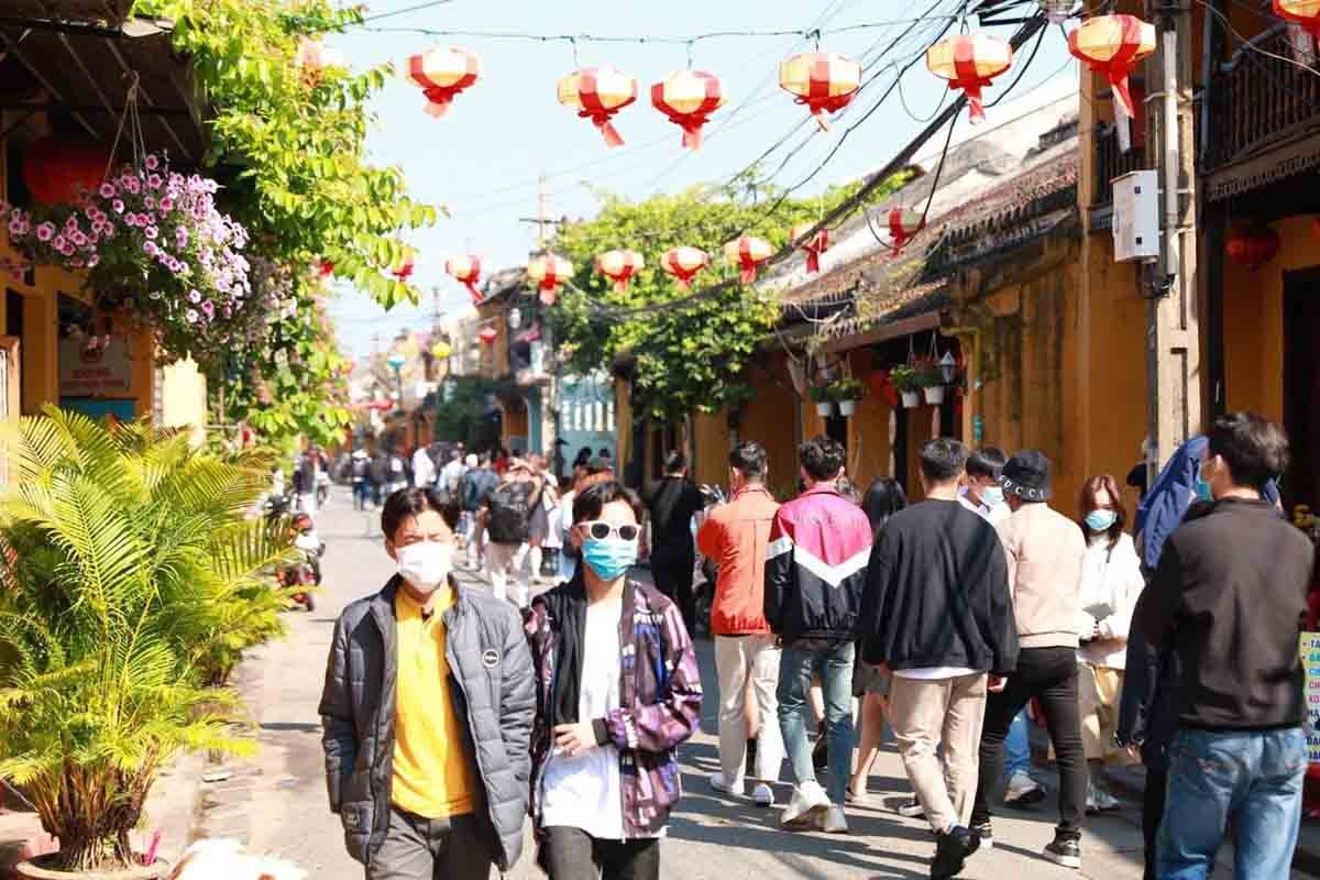 Tản bộ trong phố cổ Hội An