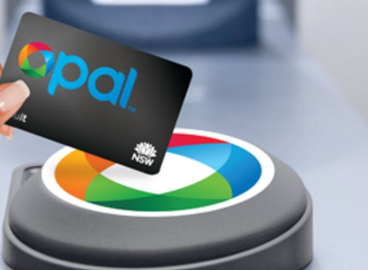 Du khách sử dụng thẻ Opal Card tap on tap off khi đi tàu điện tại Sydney Úc