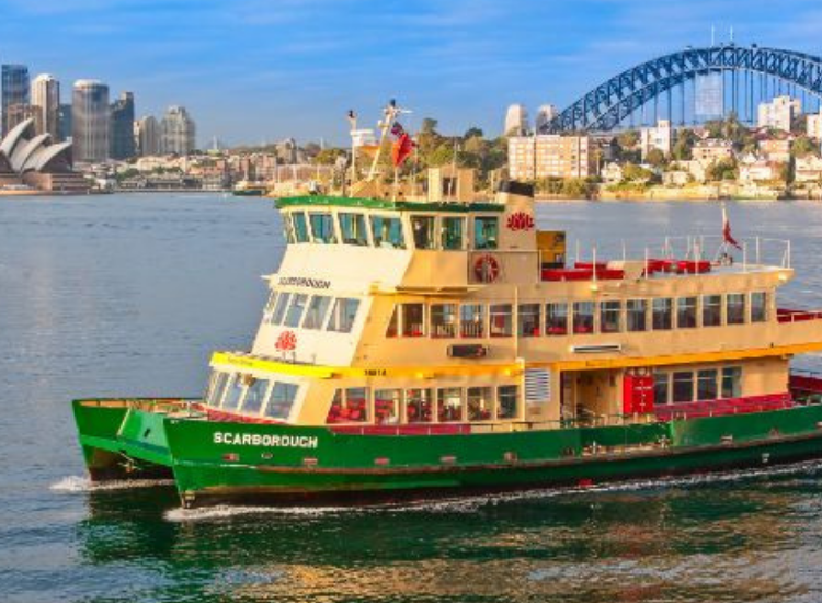 Du khách sử dụng thẻ Opal Card đi phà trên vịnh Sydney Harbour Úc