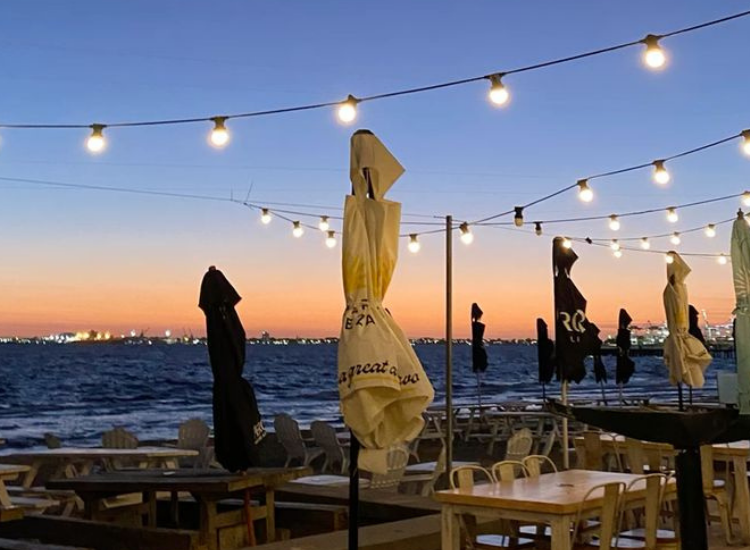 Quán cafe ven biển Mũi Né với không gian chill khi khám phá Mũi Né về đêm