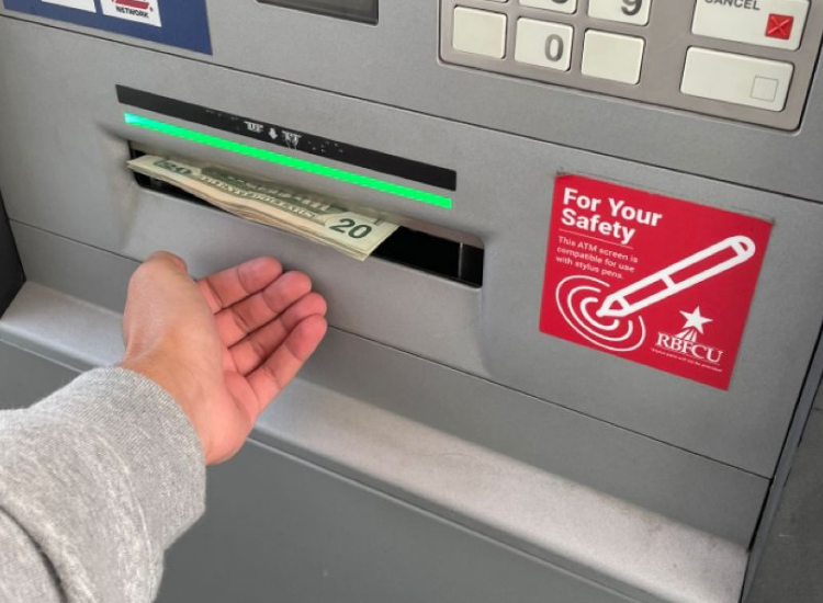 Rút tiền AUD tại ATM ở Úc Du khách rút tiền Đô la Úc từ ATM quốc tế theo kinh nghiệm đi Úc an toàn và tiết kiệm
