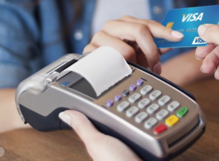 Thanh toán thẻ Visa khi du lịch Úc 2026 Du khách sử dụng thẻ Visa thanh toán không tiền mặt tại cửa hàng ở Úc theo kinh nghiệm đi Úc mới nhất