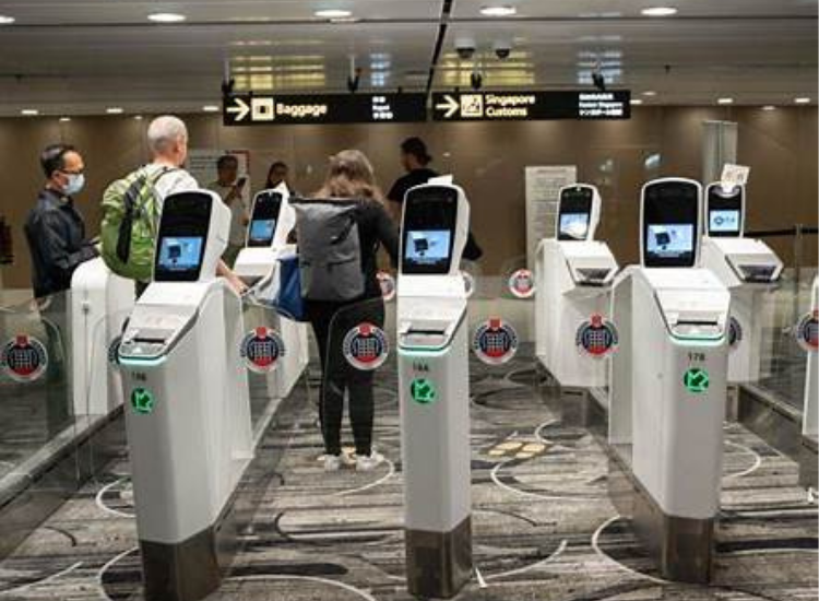 Cổng nhập cảnh tự động sân bay Changi Du khách làm thủ tục nhập cảnh Singapore 2026 qua cổng tự động tại sân bay Changi