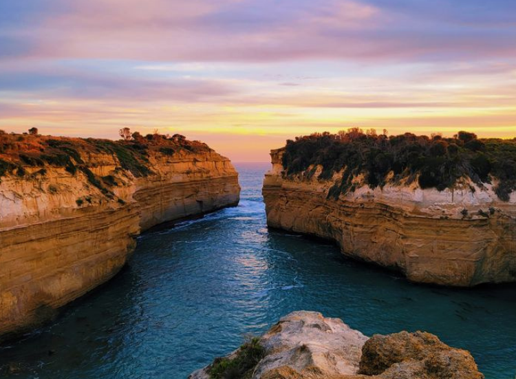 Bãi biển Loch Ard Gorge Australia nằm giữa các vách đá vôi hùng vĩ