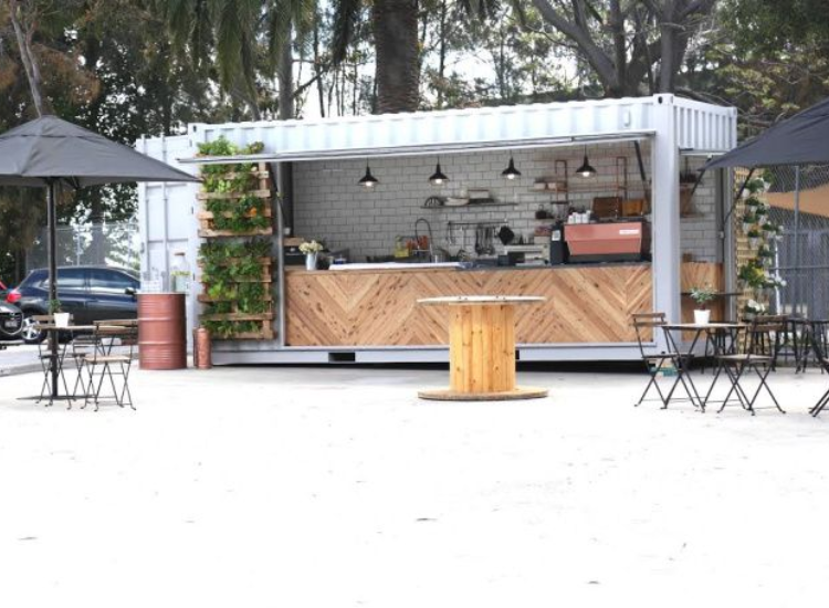 Quán cafe container trên bãi cát Quán cafe container trên bãi cát